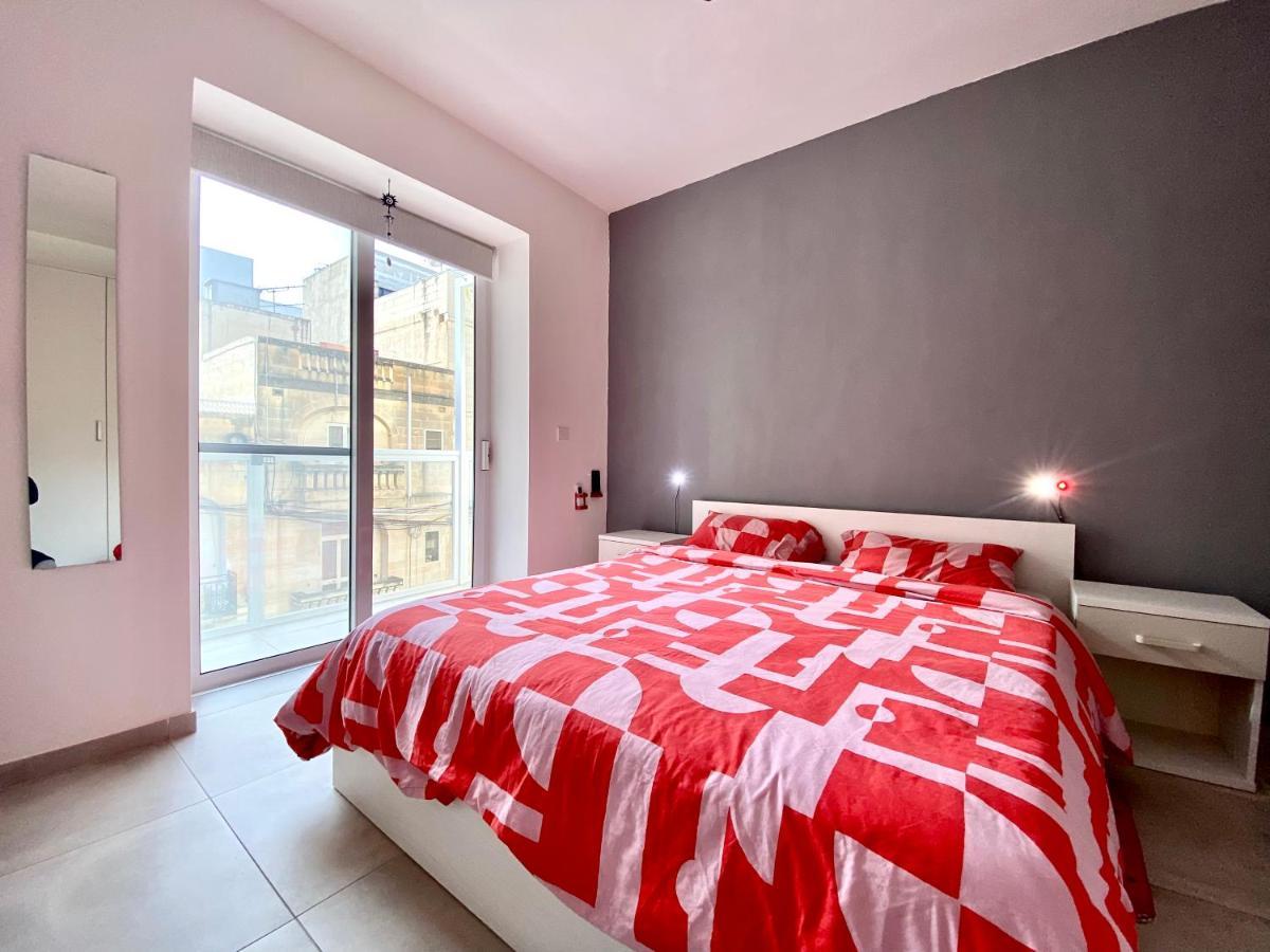 Central Private En-Suite With Balcony In Shared Residence Pietà Екстериор снимка