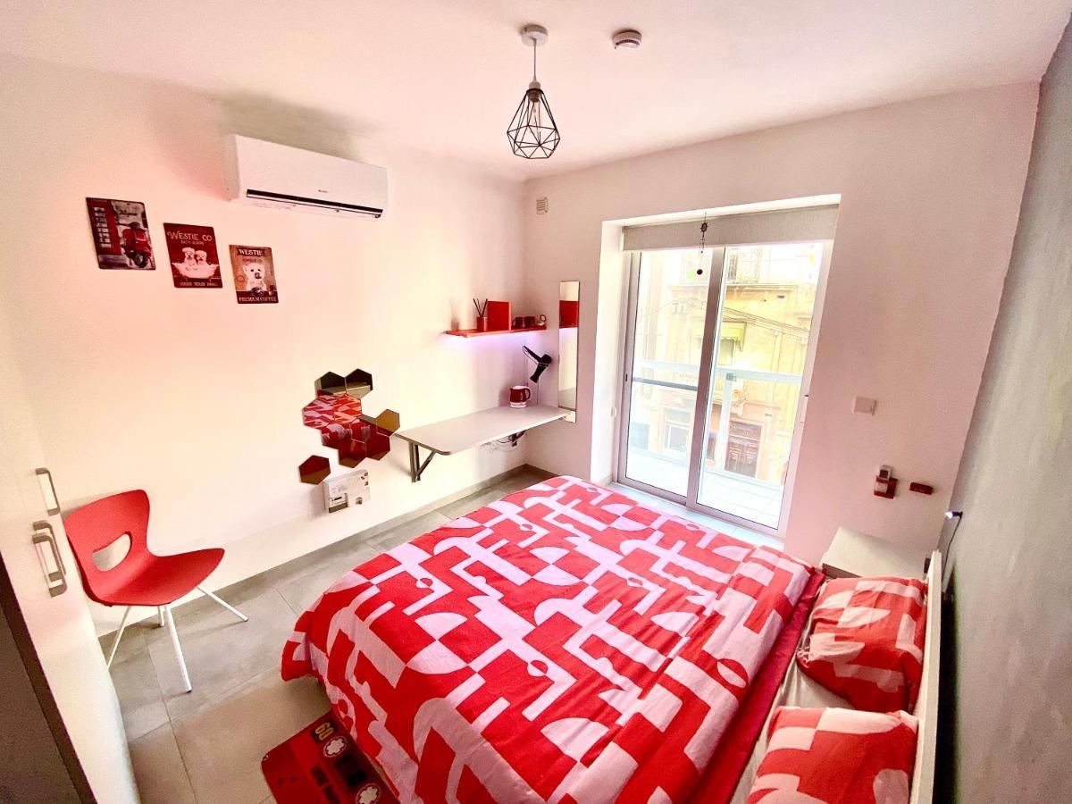 Central Private En-Suite With Balcony In Shared Residence Pietà Екстериор снимка